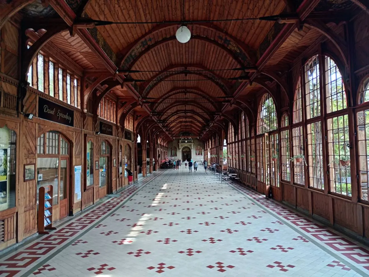 Pijalnia w&oacute;d mineralnych Wysowa Zdr&oacute;j wnętrze