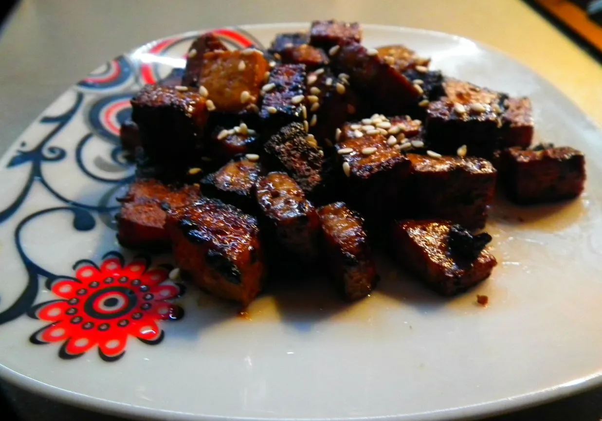 Kawałki tofu w sosie ostrygowym, posypane sezamem. Idealne do dań inspirowanych sos ostrygowy przepisy.