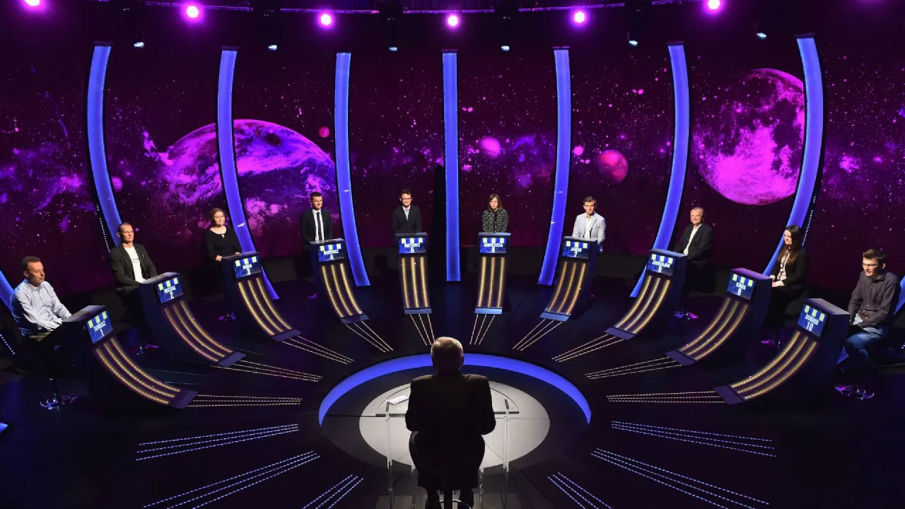 Uczestnicy programu telewizyjnego, każdy z nich to jeden z dziesięciu, czekają na swoją kolej.