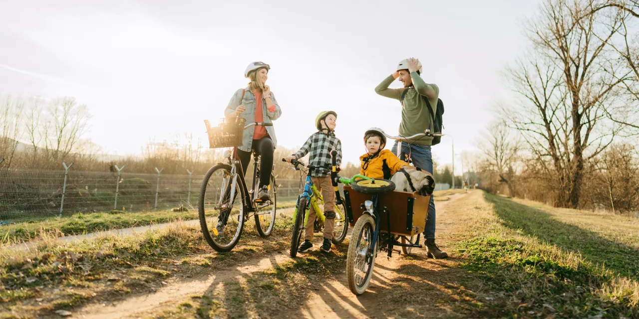 Rodzina uprawiająca sport razem