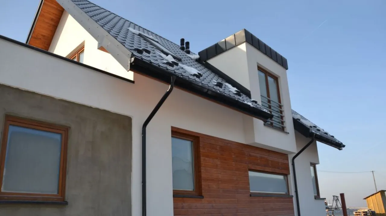 rynna PCV ugięta pod ciężarem śniegu