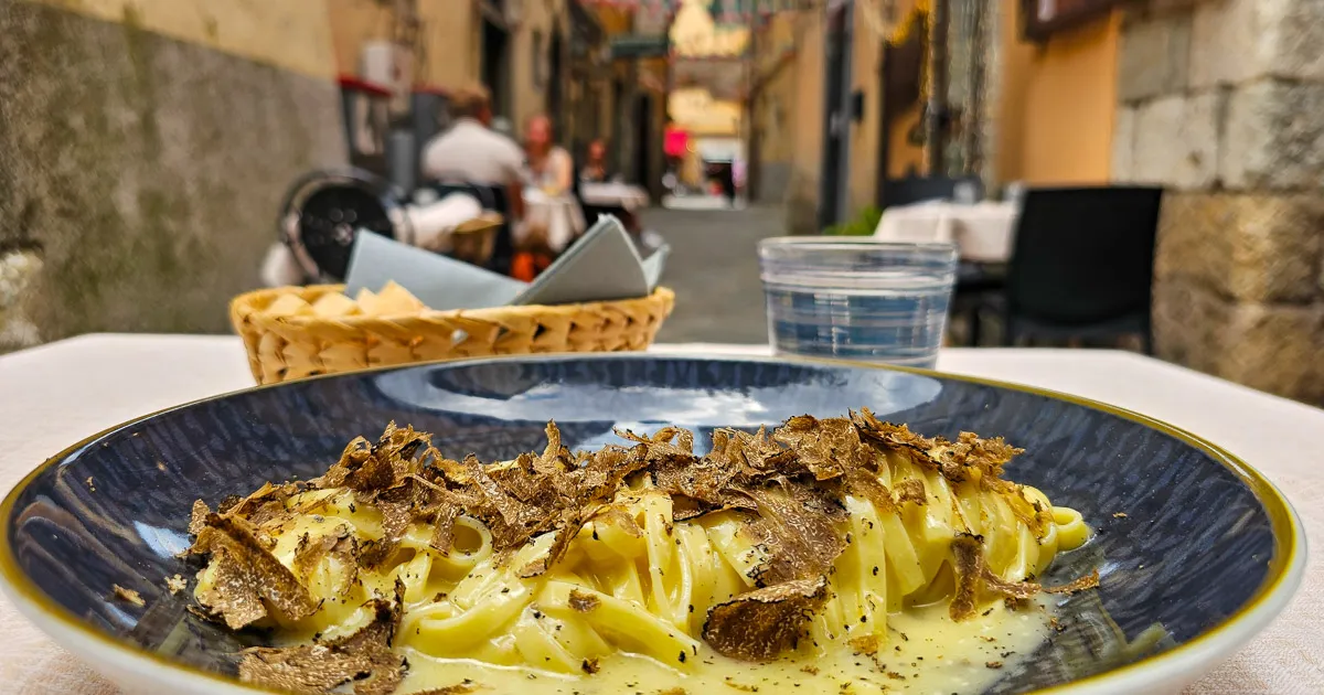 Zdjęcie Gdzie zjeść w Małym Cichym? Sprawdzone ciche restauracje z lokalnym jedzeniem