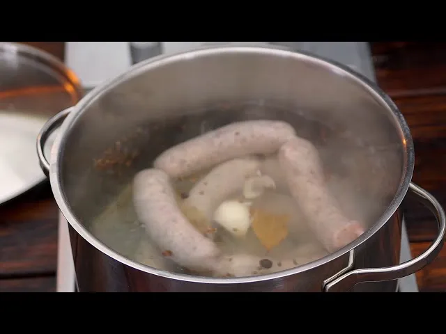 Zdjęcie Ile gotuje się białą kiełbasę, aby uniknąć pęknięcia i zachować smak