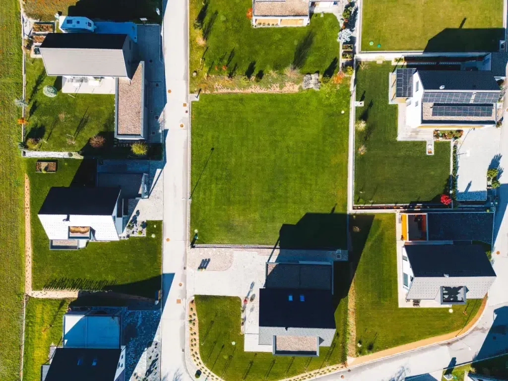 Różne kształty działek budowlanych (kwadratowa, prostokątna, wąska, nieregularna)