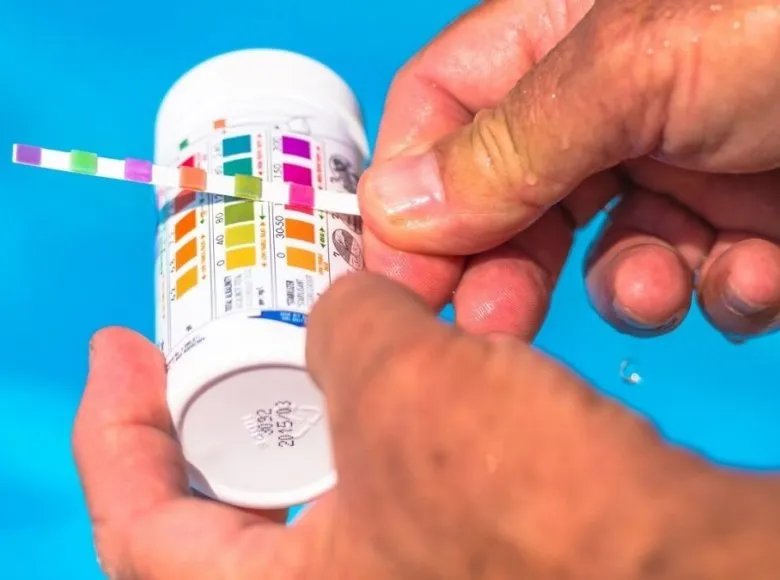 testowanie pH wody w basenie