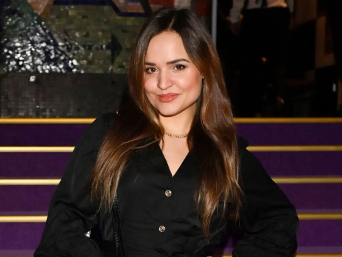 Ola Radwan w czarnej koszuli, uśmiechnięta, z długimi brązowymi włosami. Czyżby szykowała się do 