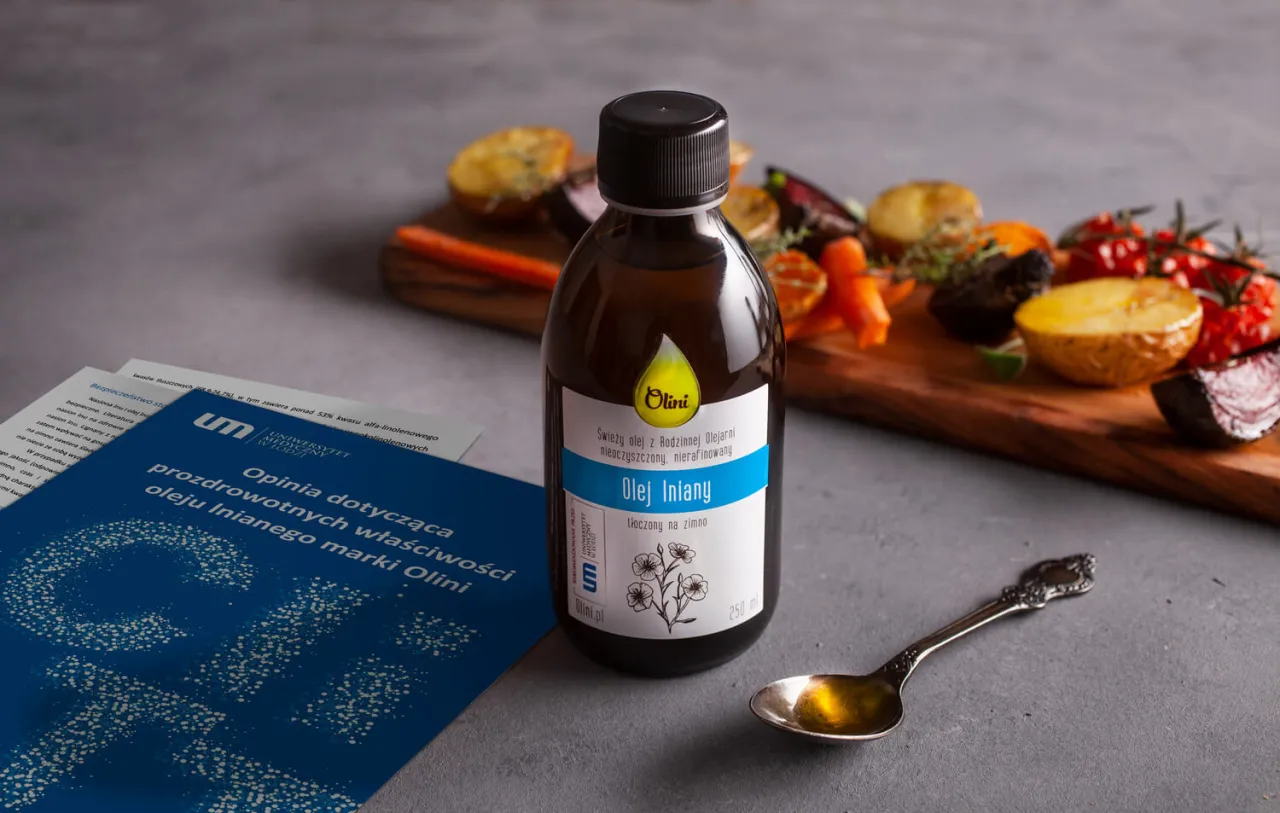 Świeżo tłoczony olej lniany w ciemnej butelce z etykietą