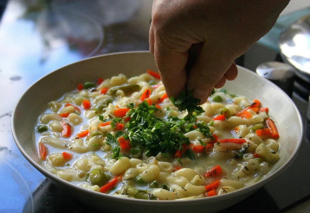 nietypowe zupy z makaronem