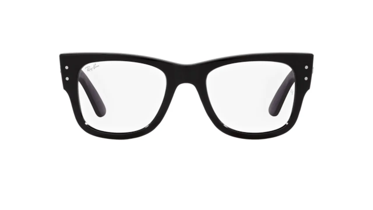 wirtualna przymierzalnia okular&oacute;w, osoba przymierzająca okulary online