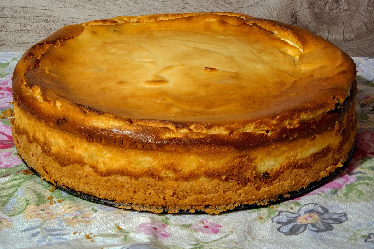 sernik z pęknięciami i opadnięty