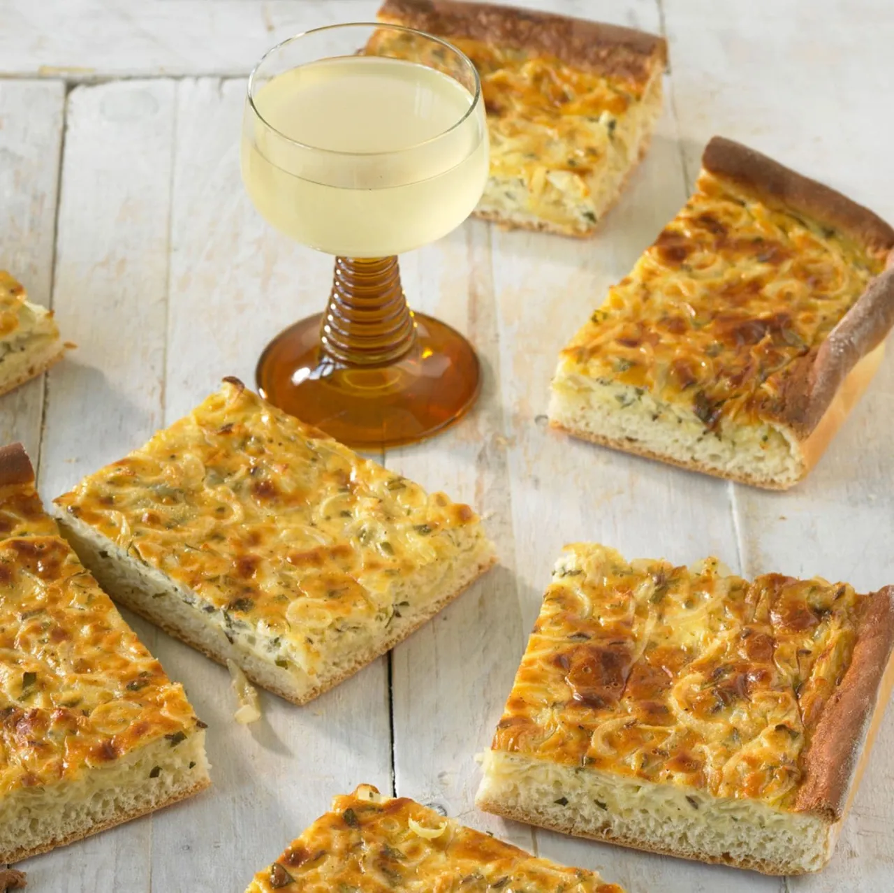 zwiebelkuchen mit federwei&szlig;er