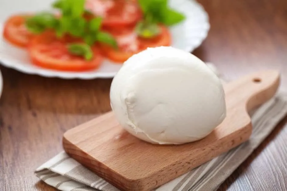 Mozzarella odsączana na ręczniku papierowym