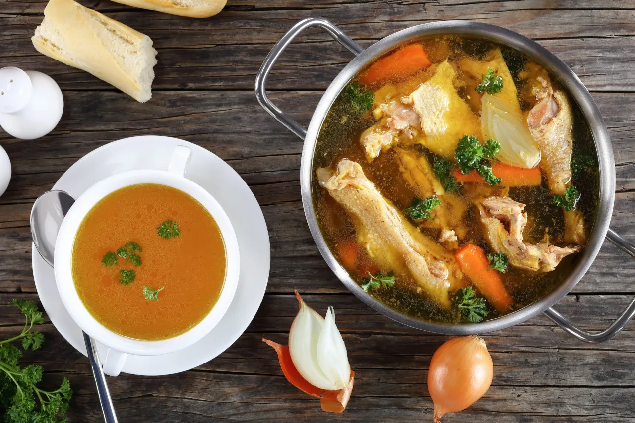 r&oacute;żne rodzaje mięsa na ros&oacute;ł wołowina dr&oacute;b kości szpikowe