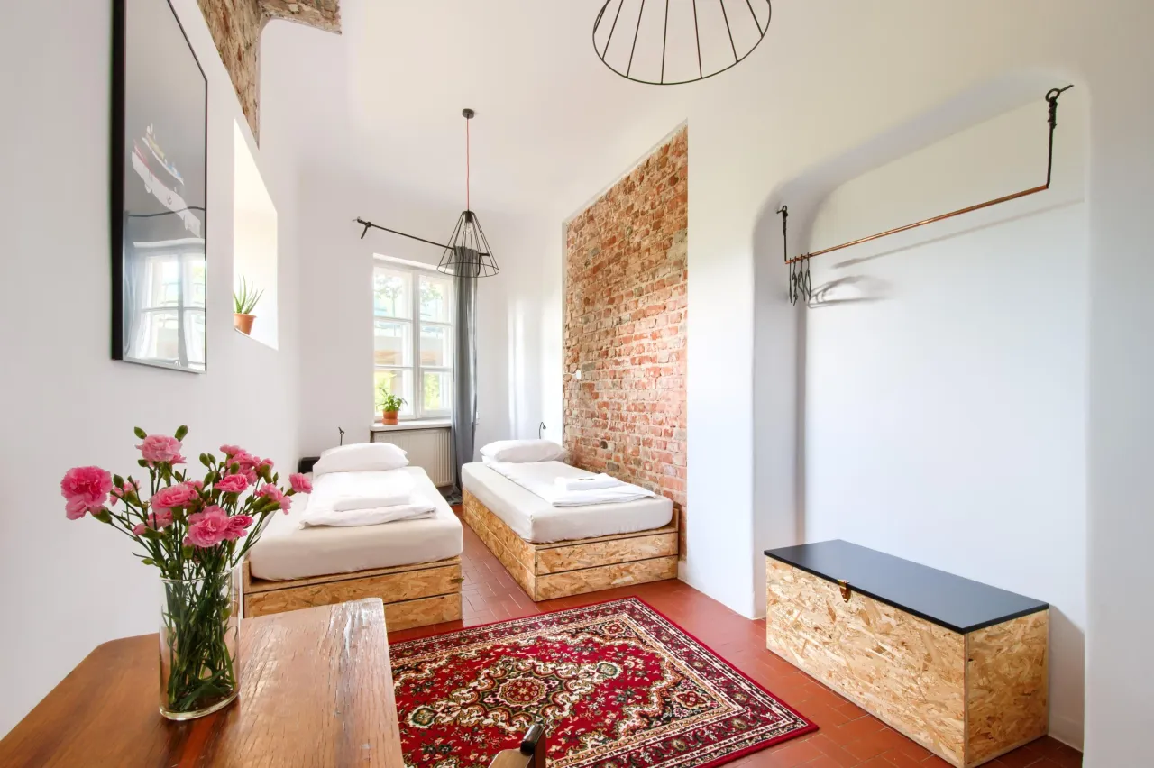 Różne typy noclegów w Warszawie: hostel, hotel, apartament