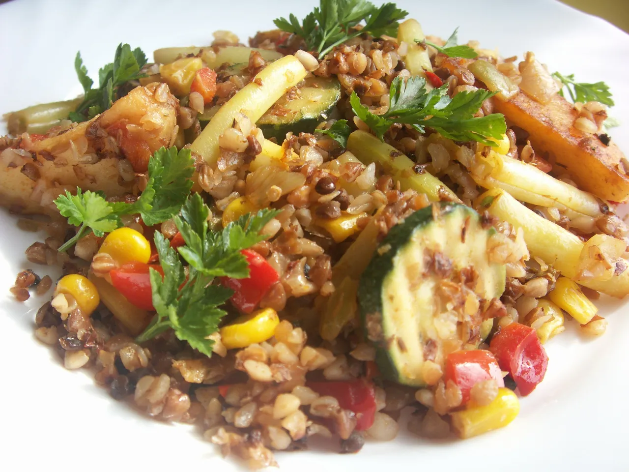 talerz z kaszą gryczaną i warzywami