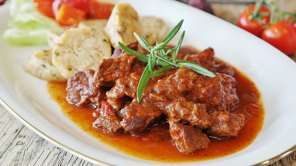 karkówka pieczona z sosem