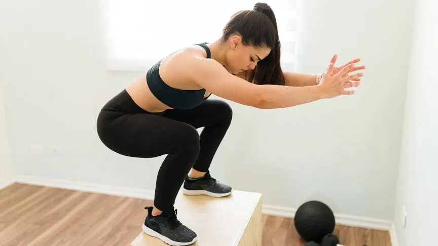 Biegacz wykonujący ćwiczenia plyometryczne