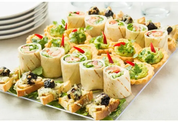 r&oacute;żnorodne przekąski na zimno na paterze