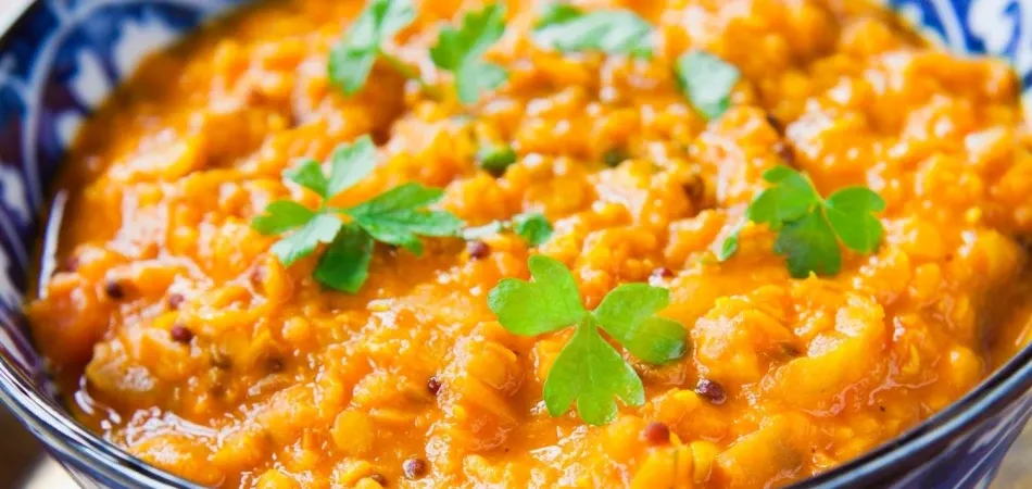 Wegetariański obiad curry soczewica warzywa