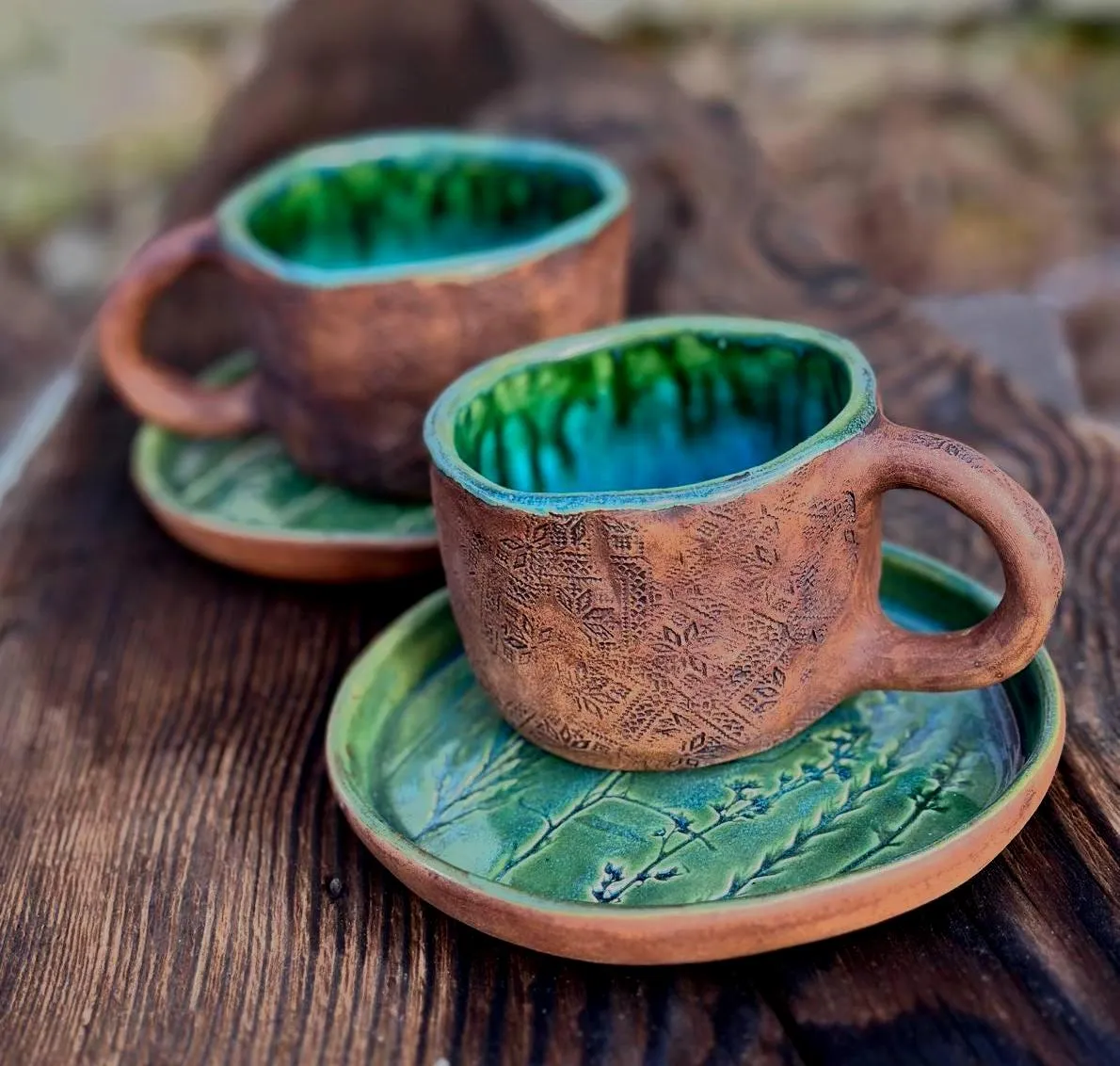 R&oacute;żne rodzaje gotowych wyrob&oacute;w ceramicznych, np. kubki, misy, rzeźby w stylu wabi-sabi