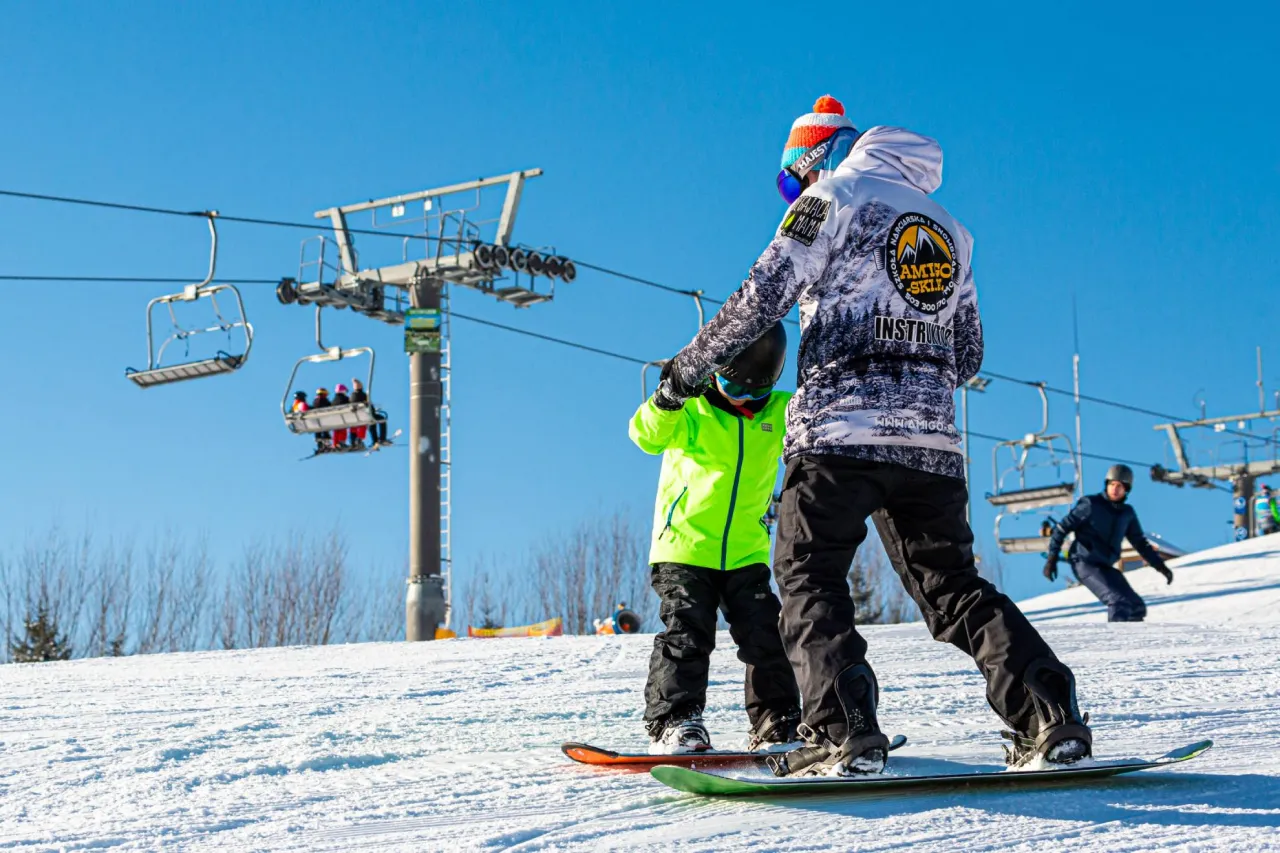 Snowboarder na łagodnym stoku, prawidłowa postawa