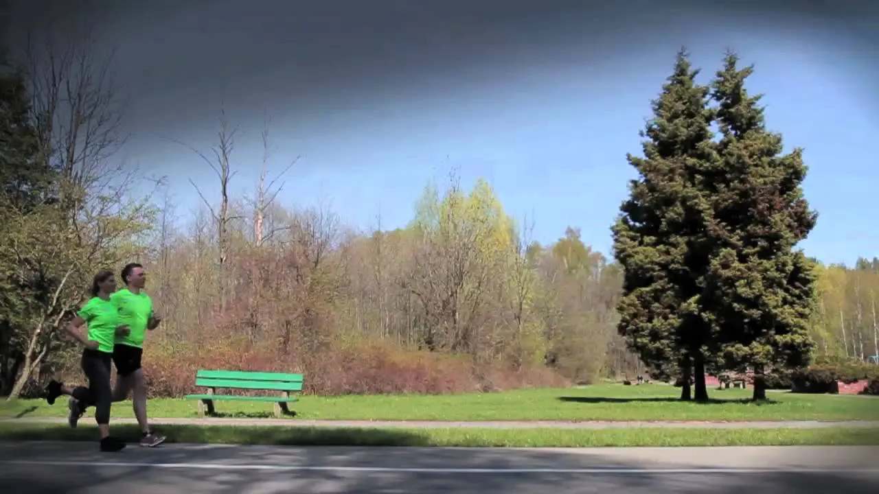 Biegacz stosujący metodę Gallowaya w parku