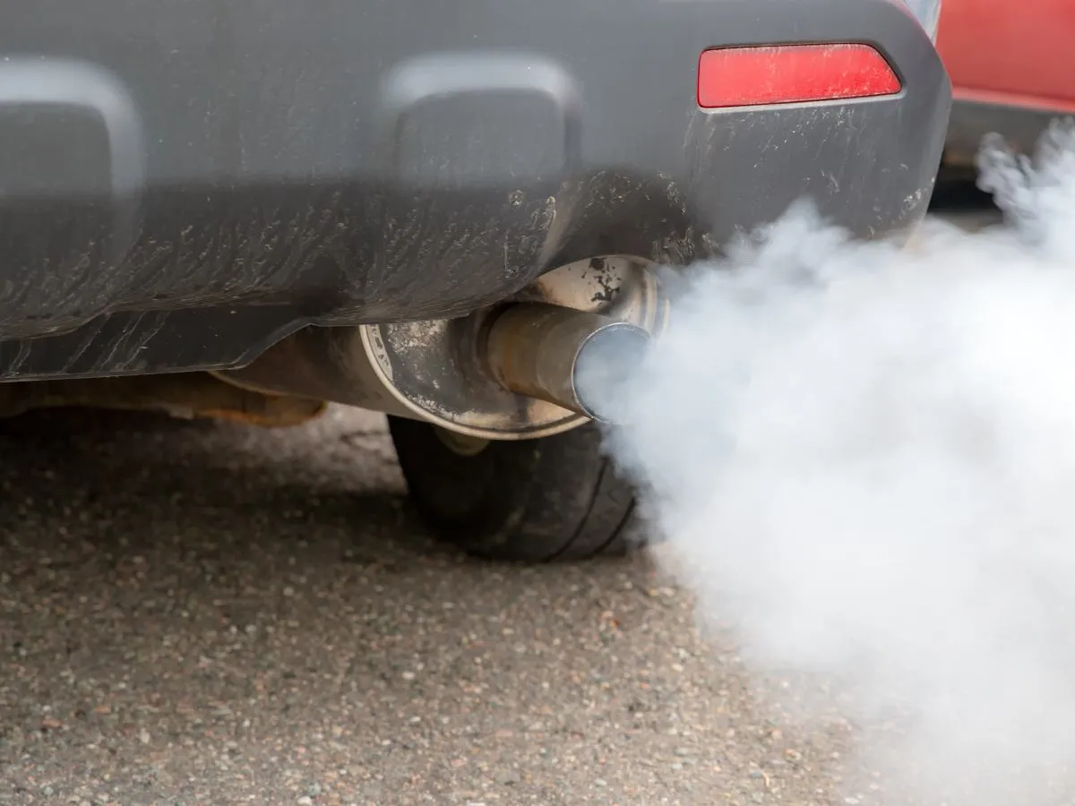 biały dym z rury wydechowej uszkodzona uszczelka