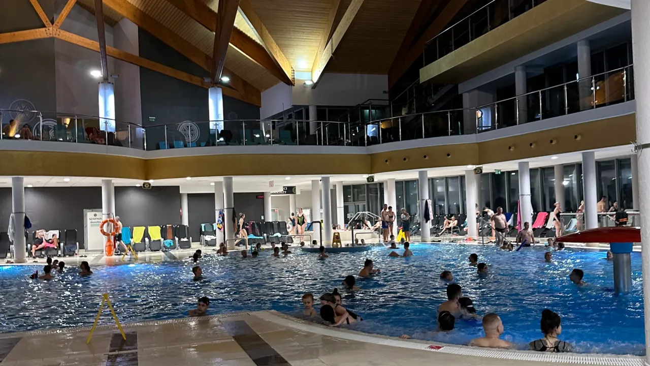 Wielki basen z ludźmi, zastanawiam się, ktore termy lepsze bukowina czy bania, bo tu też fajnie.