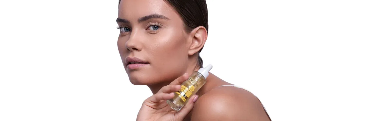 Zdjęcie Co daje serum do twarzy? Poznaj jego niesamowite korzyści dla skóry