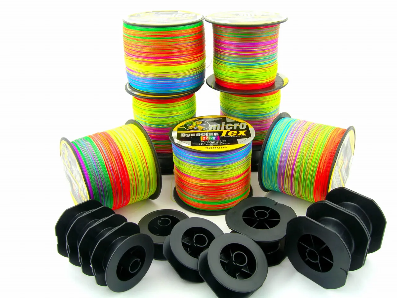 Kolorowe plecionki na spinning, idealne do łowienia ryb. R&oacute;żne odcienie i grubości, na szpulach i w opakowaniach.