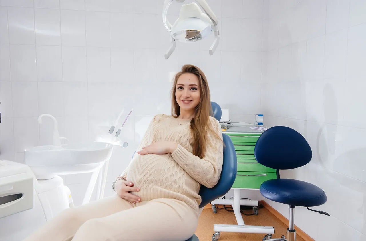 kobieta w ciąży myjąca zęby z uśmiechem