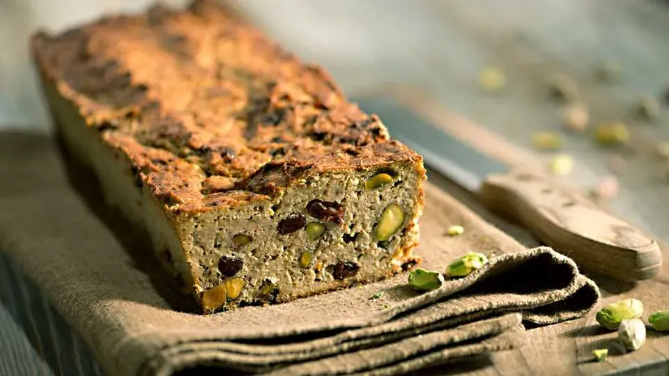 Domowy pasztet wieprzowy z żurawiną i pistacjami
