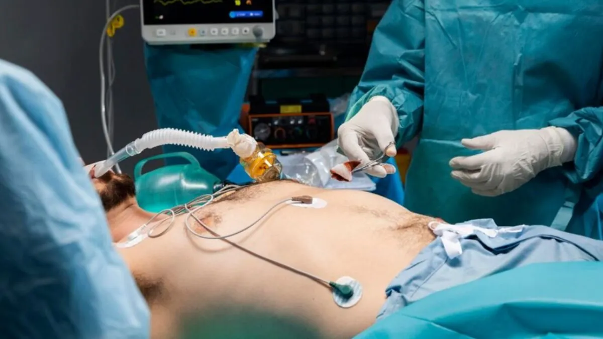 gastrolog i chirurg omawiający przypadek woreczka żółciowego