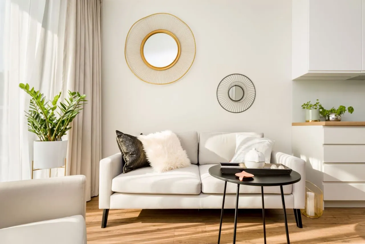 lustro w salonie powiększające przestrzeń