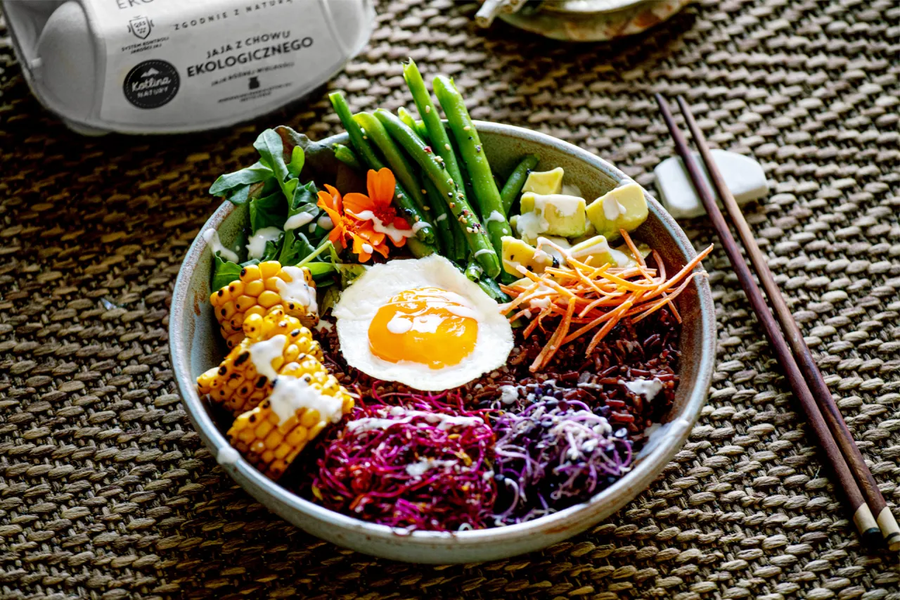 sycący bowl z jajkiem sadzonym