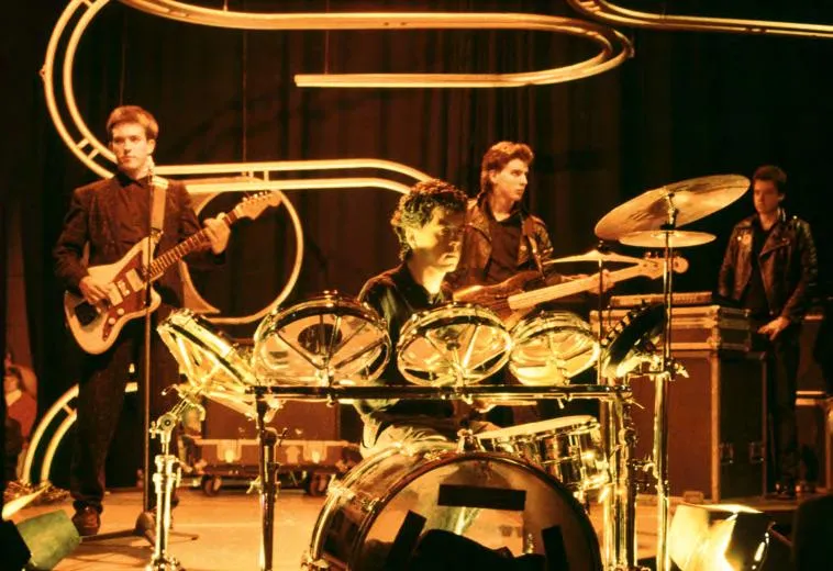 The Cure Band live 80er New Wave bunte Kleidung