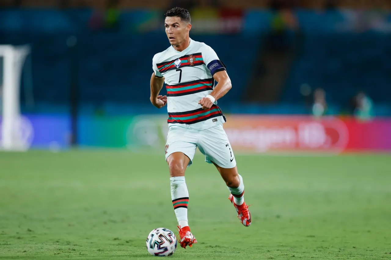 Cristiano Ronaldo w koszulce Portugalii, mimo swojego wieku, wciąż błyszczy na boisku.