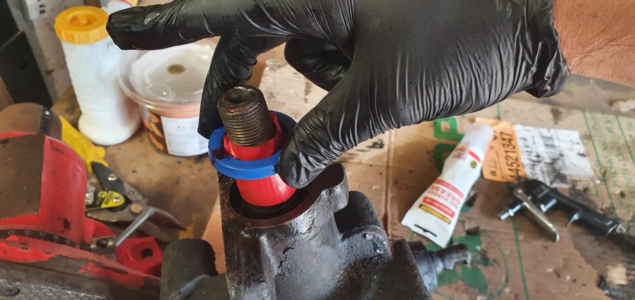 Wyciek płynu wspomagania kierownicy pod samochodem