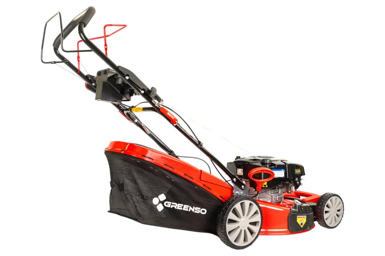 Czerwona kosiarka spalinowa GREENSO z silnikiem Briggs&Stratton. Dowiedz się, jakie paliwo do kosiarki Briggs&Stratton będzie najlepsze.