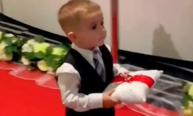 Dzieci niosące obrączki na ślubie cywilnym