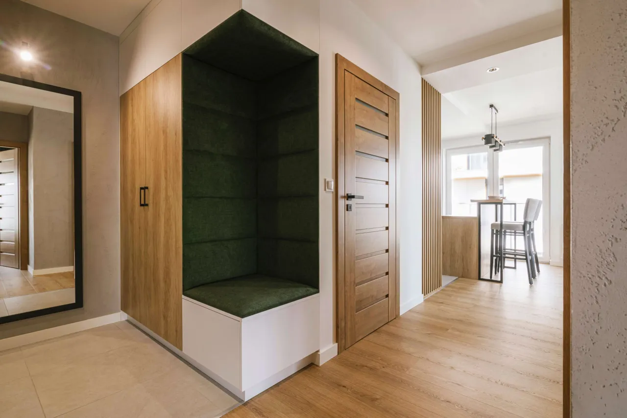 Białe listwy przypodłogowe w nowoczesnym wnętrzu