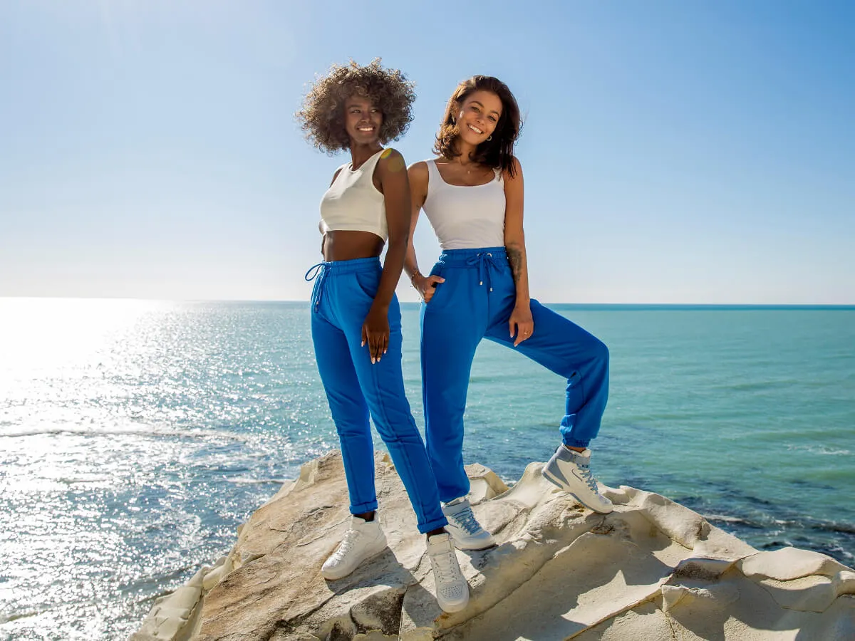 niebieskie spodnie stylizacje na r&oacute;żne okazje