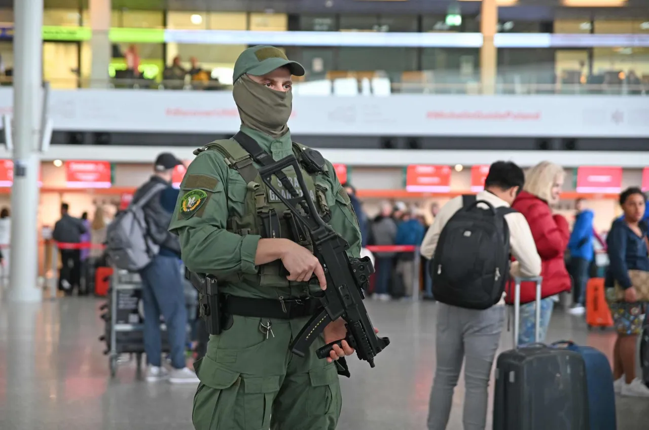 Funkcjonariusz Straży Granicznej na lotnisku