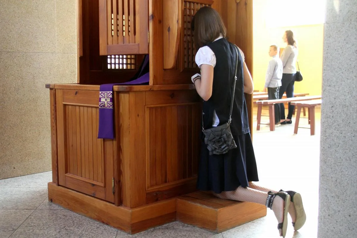 Konfesjonał w polskim kościele