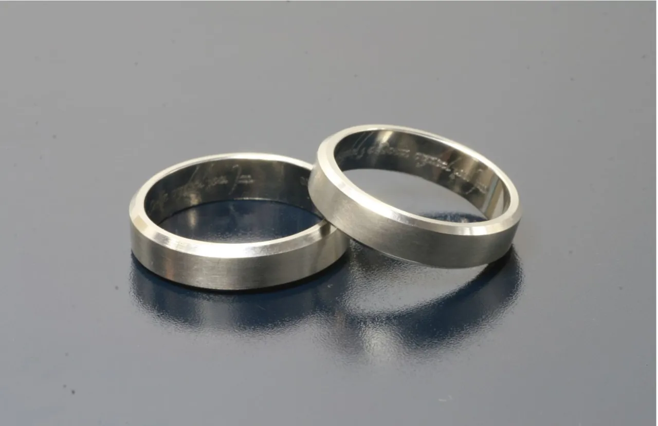 Obrączka fazowana zbliżenie detal