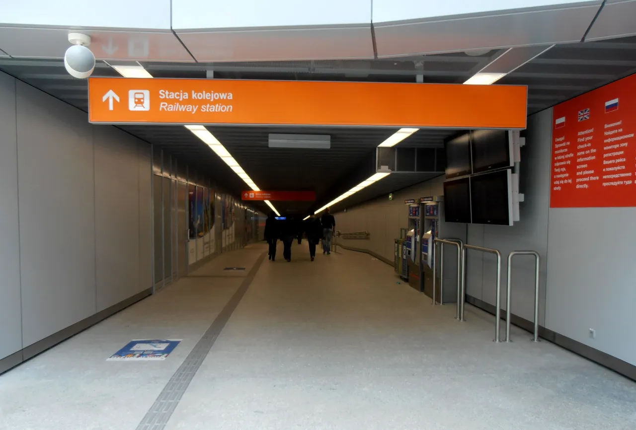 Lotnisko Chopina dojście z peronu do terminala