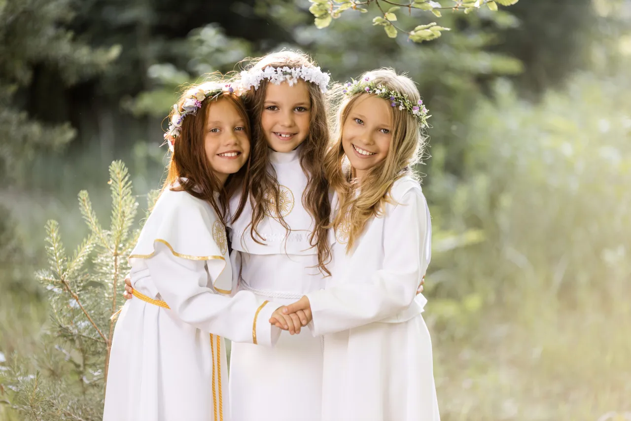 dzieci w strojach komunijnych alby i sukienki