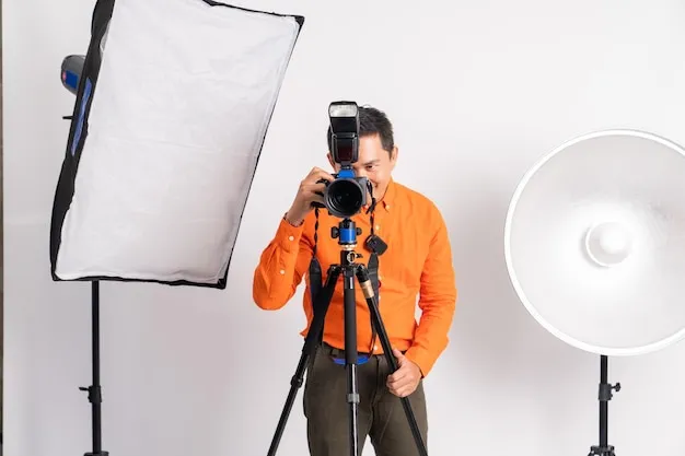 fotograf z aparatem i sprzętem oświetleniowym