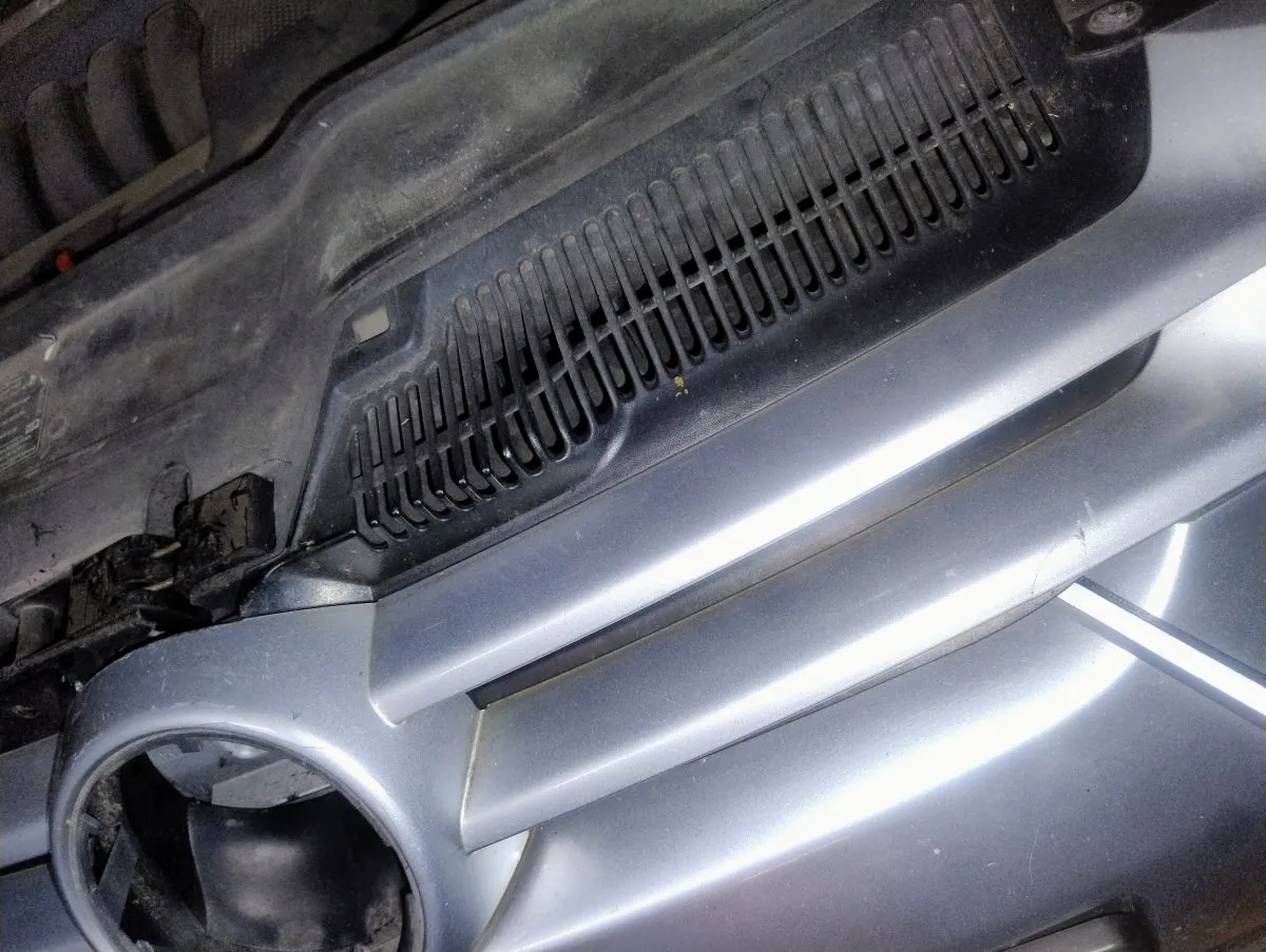 otwieranie maski samochodu dźwignia w kabinie