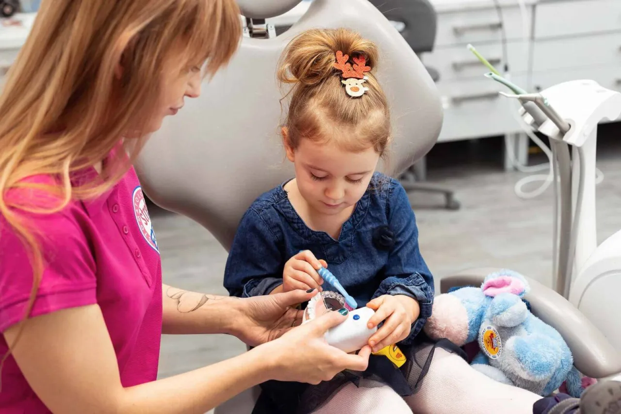 dziecko u dentysty, leczenie zęba mlecznego, nowoczesna stomatologia dziecięca